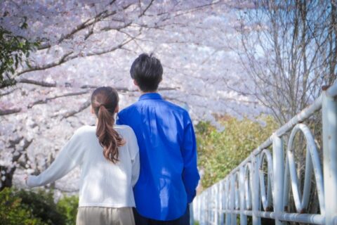 寄り添うカップルの後ろ姿